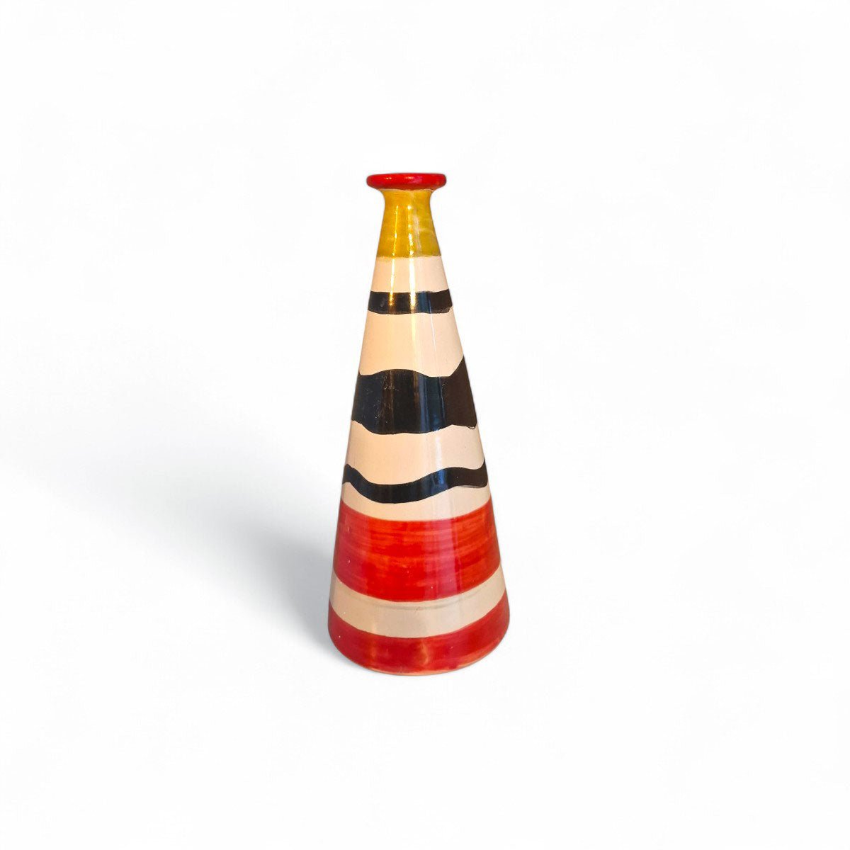 Dettaglio delle pennellate nere irregolari e lucide sul vaso ceramica colorato.