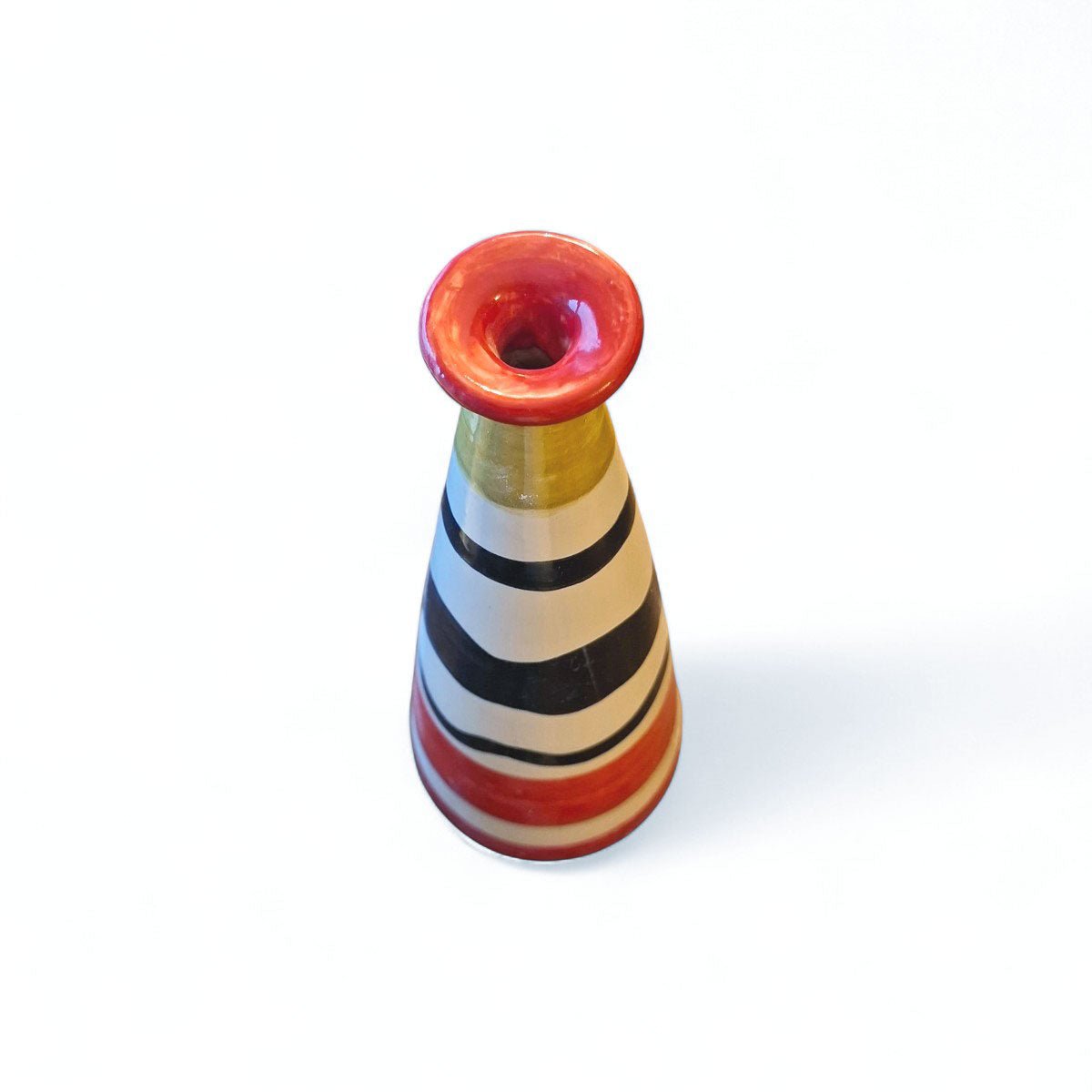Profilo del vaso ceramica colorato che ne mostra la forma conica e slanciata.