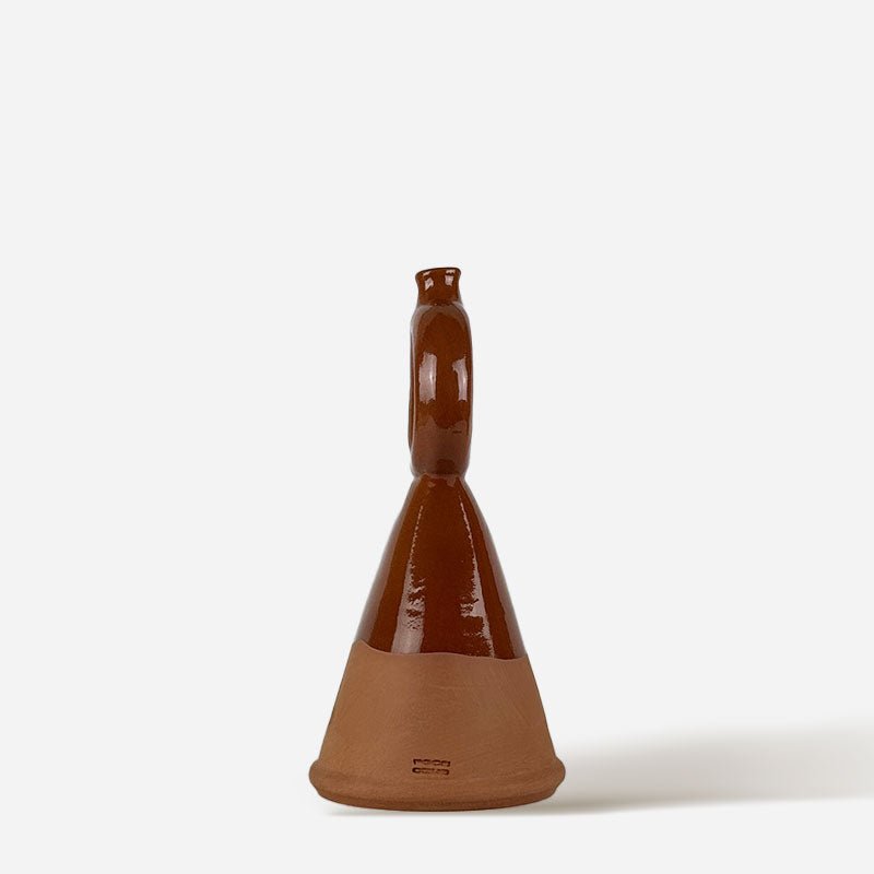 Il Vaso Spagnolo Sol De Fuego esposto in una nicchia, creando un forte punto focale rosso.