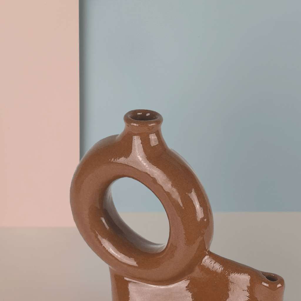 Il Vaso Spagnolo Sol De Fuego come centrotavola di design in un salotto moderno.