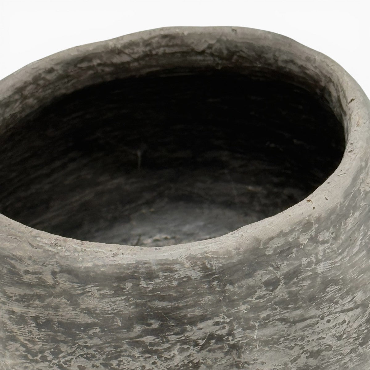 Vaso totem Hanene esposto come pezzo unico d'avanguardia in un salone moderno.