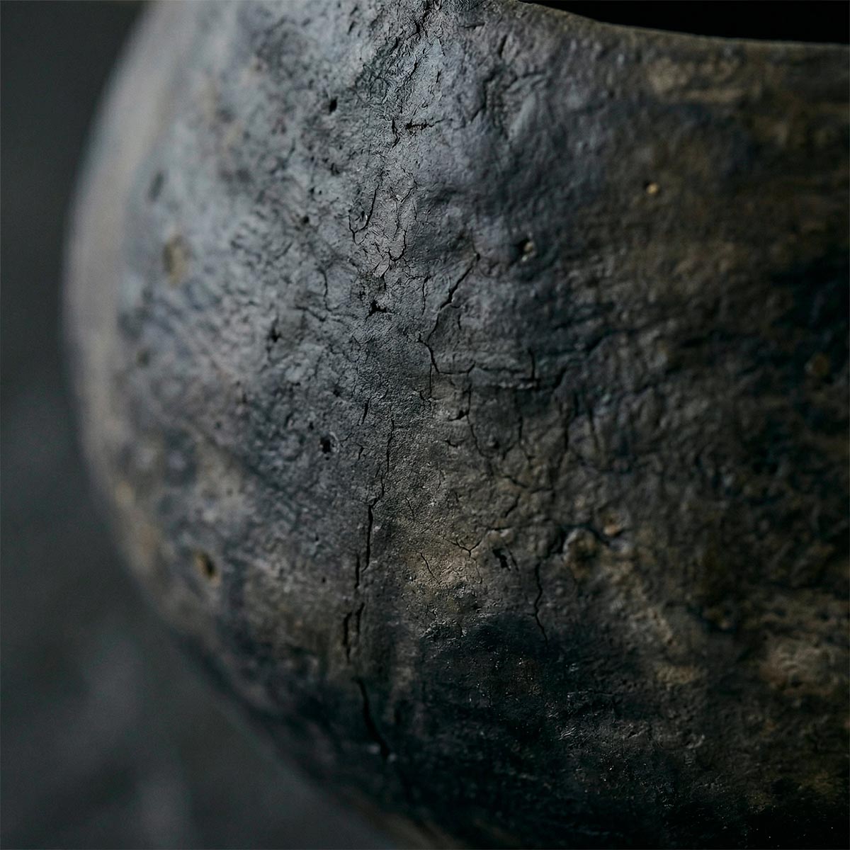 La silhouette totemica di 59 cm del vaso scultura Hanene in argilla di Sejnane.