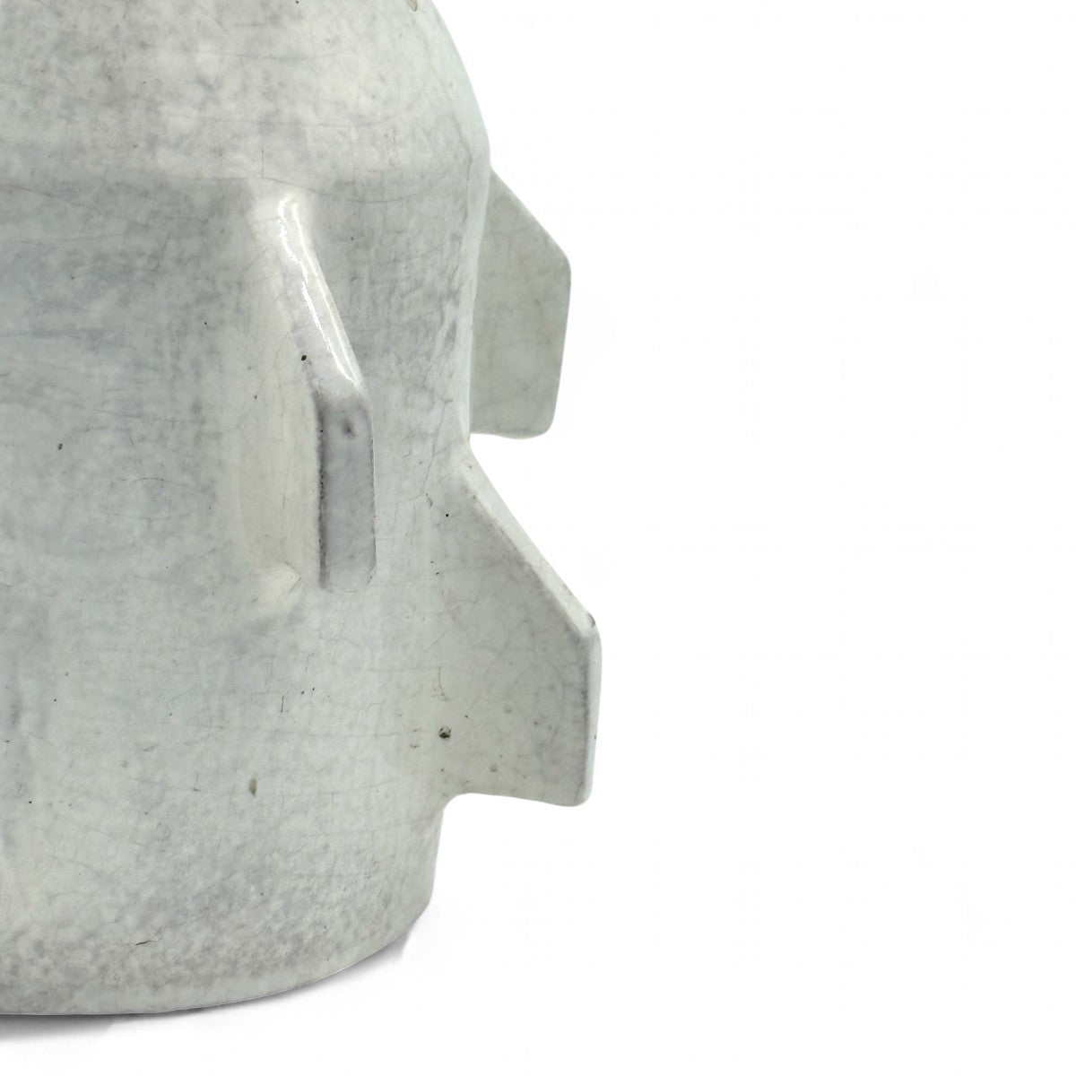 Vista di tre quarti del vaso berbero Totem del Vento, che ne evidenzia la fattura artigianale.