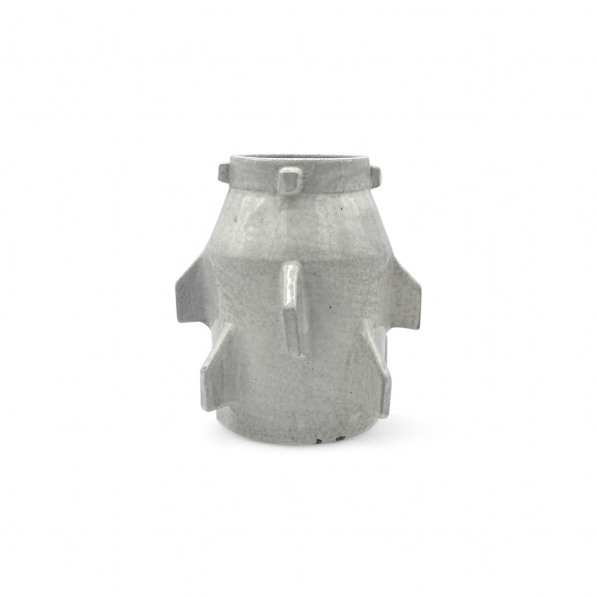 Il vaso berbero esposto in un interno brutalista, vicino a una parete di cemento a vista.