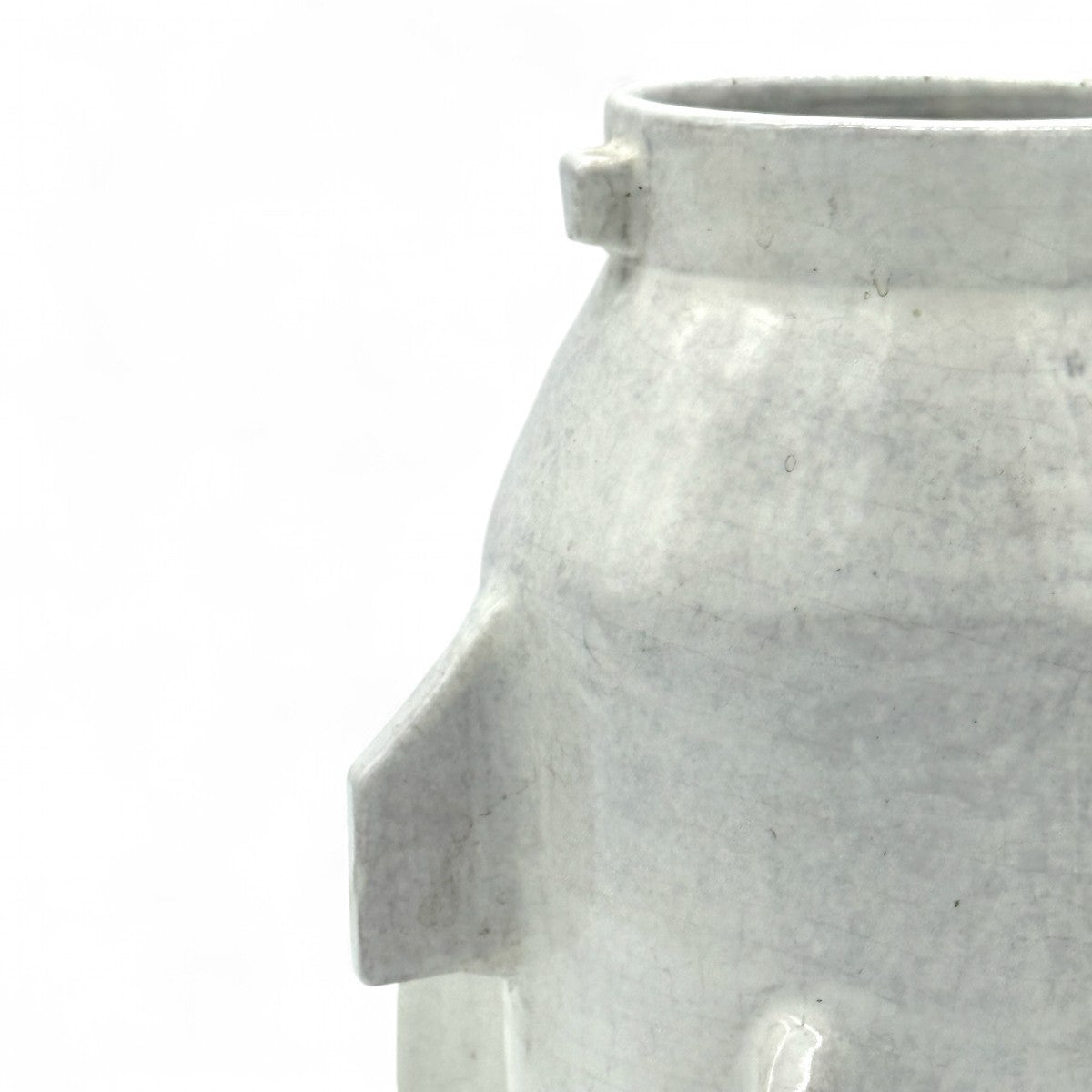 Dettaglio delle sporgenze laterali aerodinamiche del vaso totemico Totem del Vento.