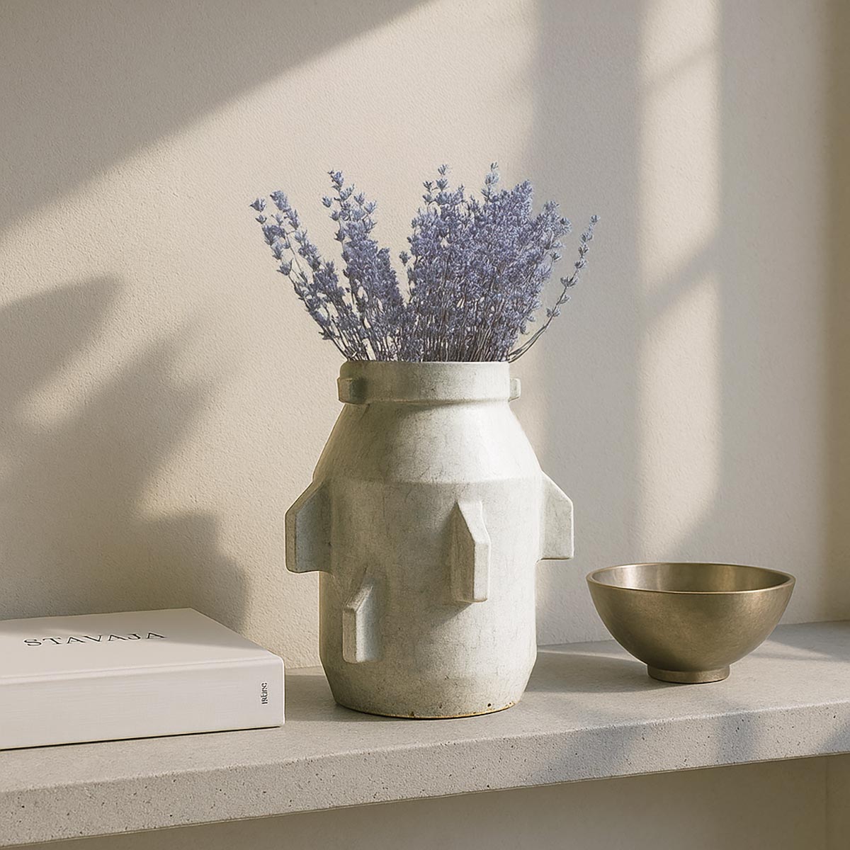 Primo piano della superficie con effetto craquelé dello smalto bianco opaco del vaso berbero.