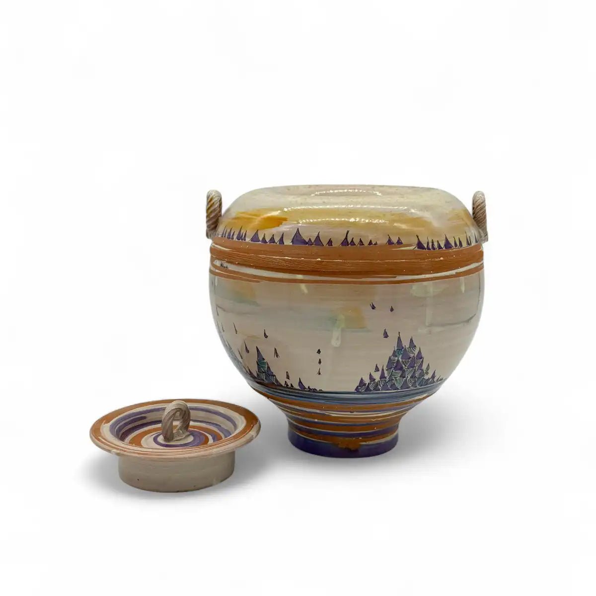 Dettaglio dei tocchi di colore lilla dipinti a mano sulla superficie del vaso in ceramica.