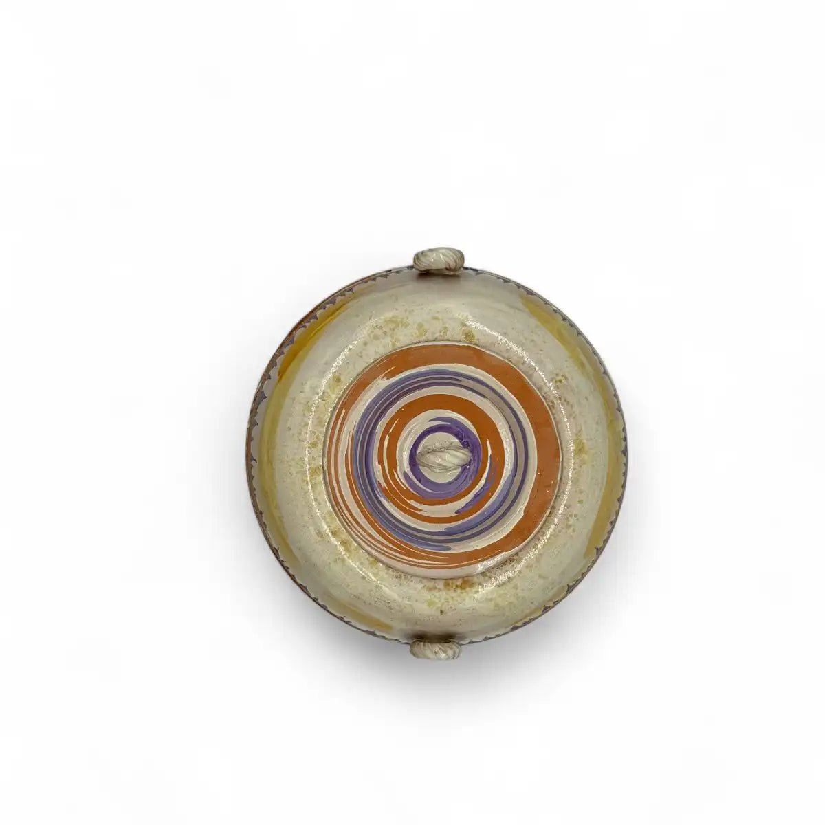 Mano che solleva con delicatezza il coperchio del vaso Vento di Lilla, mostrandone la fattura.