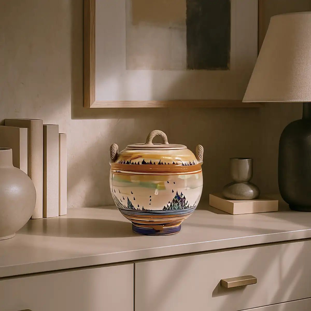 Dettaglio dei tocchi di colore lilla dipinti a mano sulla superficie del vaso in ceramica.