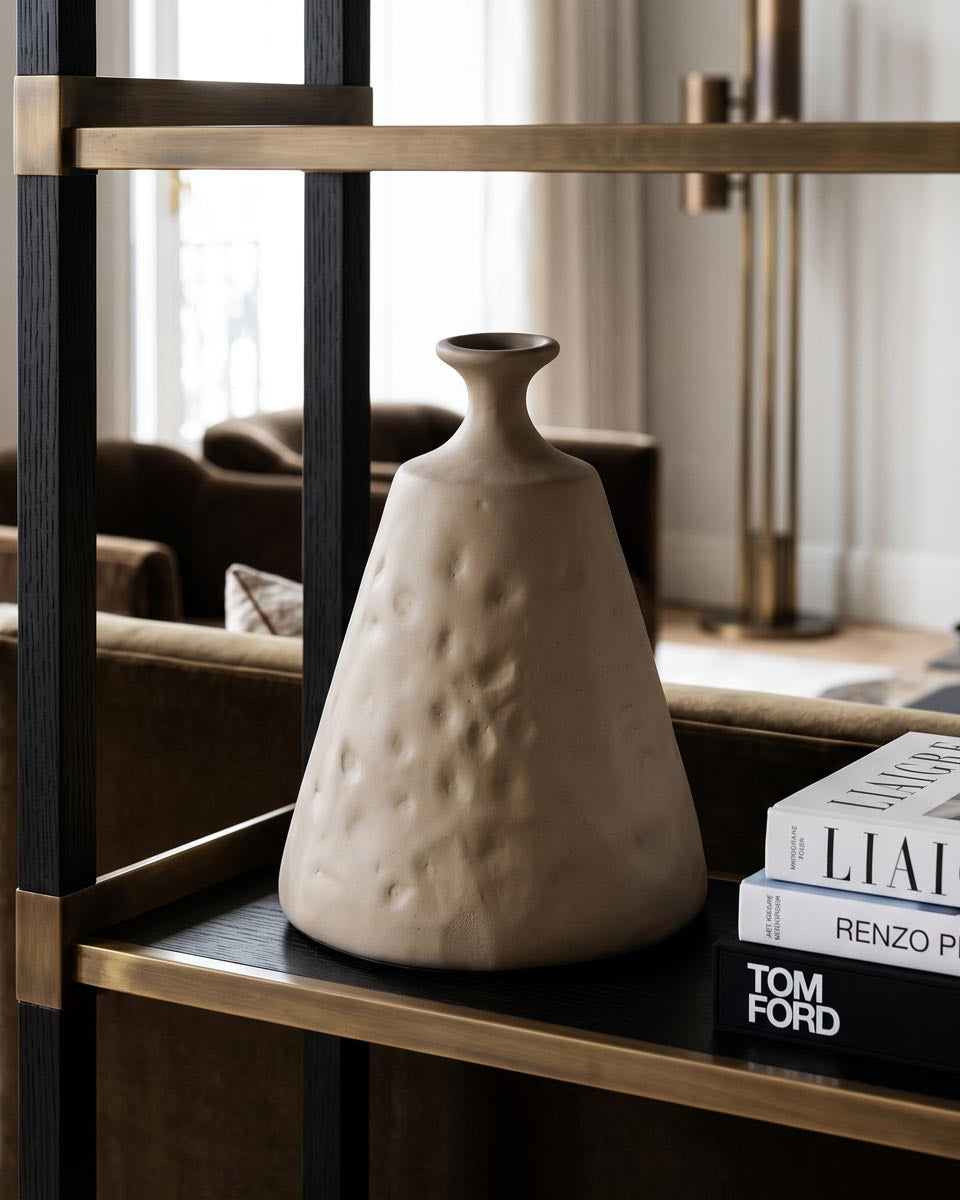 Ceramica artistica contemporanea Vestigia con superficie materica lavorata a mano