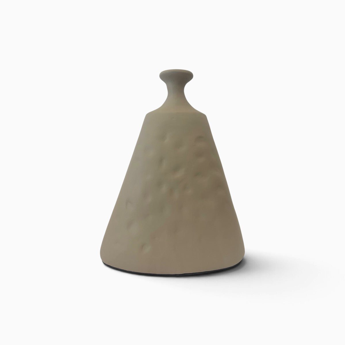 Vaso di design Vestigia in ceramica color corda con texture impressa a mano