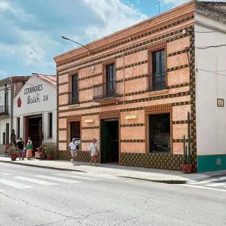 scorcio del paese di bisbal, palazzo a mattoni rossi, paese spagnolo famoso per la ceramica