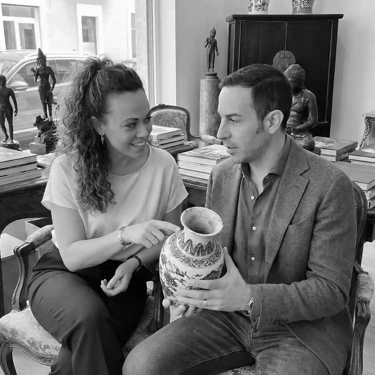 Lorenzo ed Elena di Vicode esaminano un oggetto di design artigianale durante una fase di scouting.