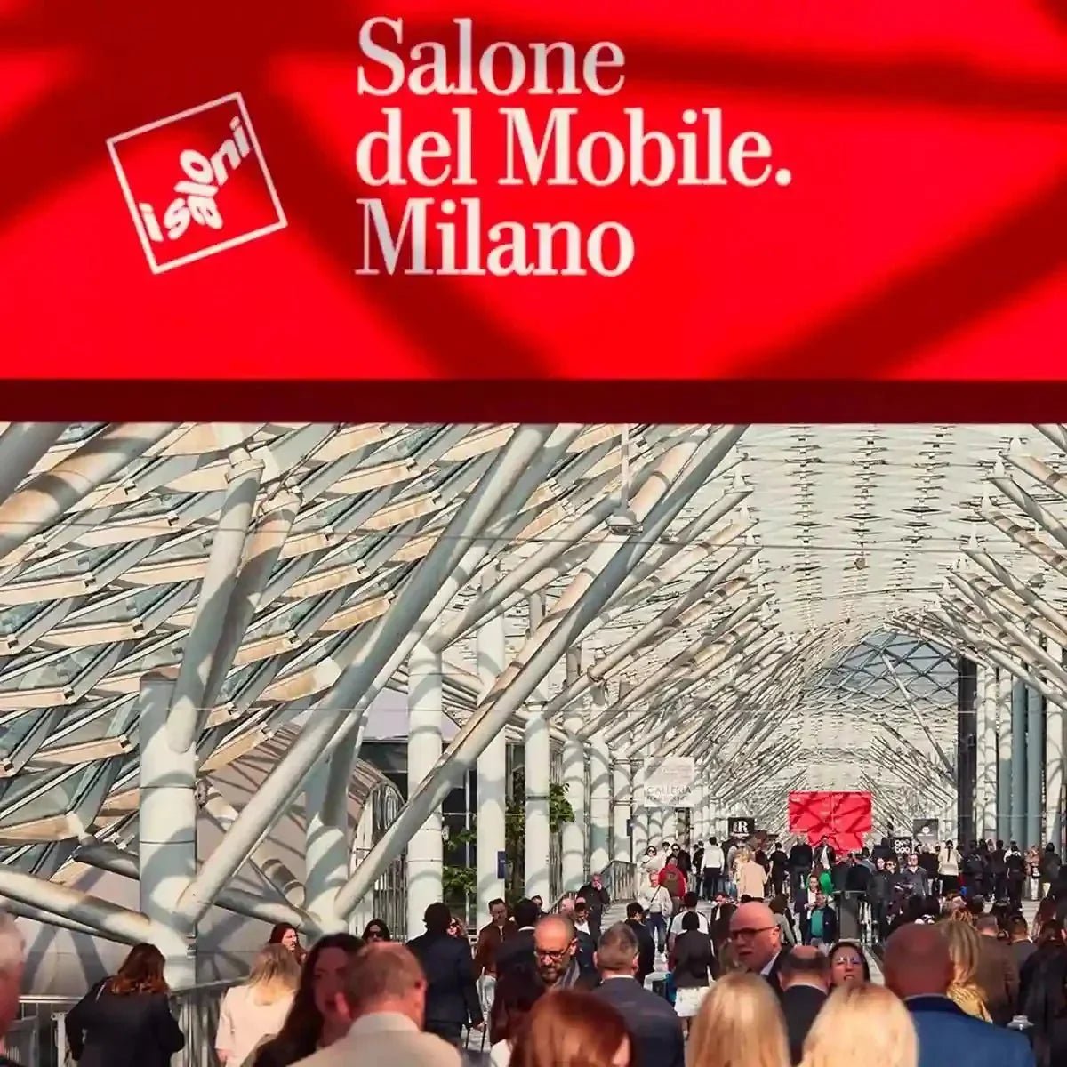 vista del salone del mobile con persone