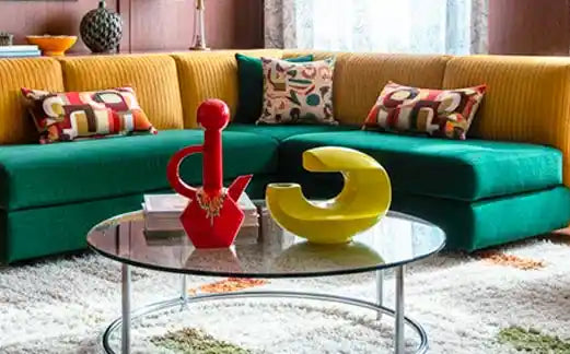 Oggetti decorativi scultura moderna in salotto stile anni '70 con divano verde e dettagli pop – design audace e pezzi unici VICODE