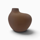 Vaso di design Accordo in ceramica marrone con corpo tondeggiante e collo decentrato