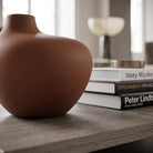 Vaso scultura Accordo CASAKŪ in ceramica con finitura gessosa opaca