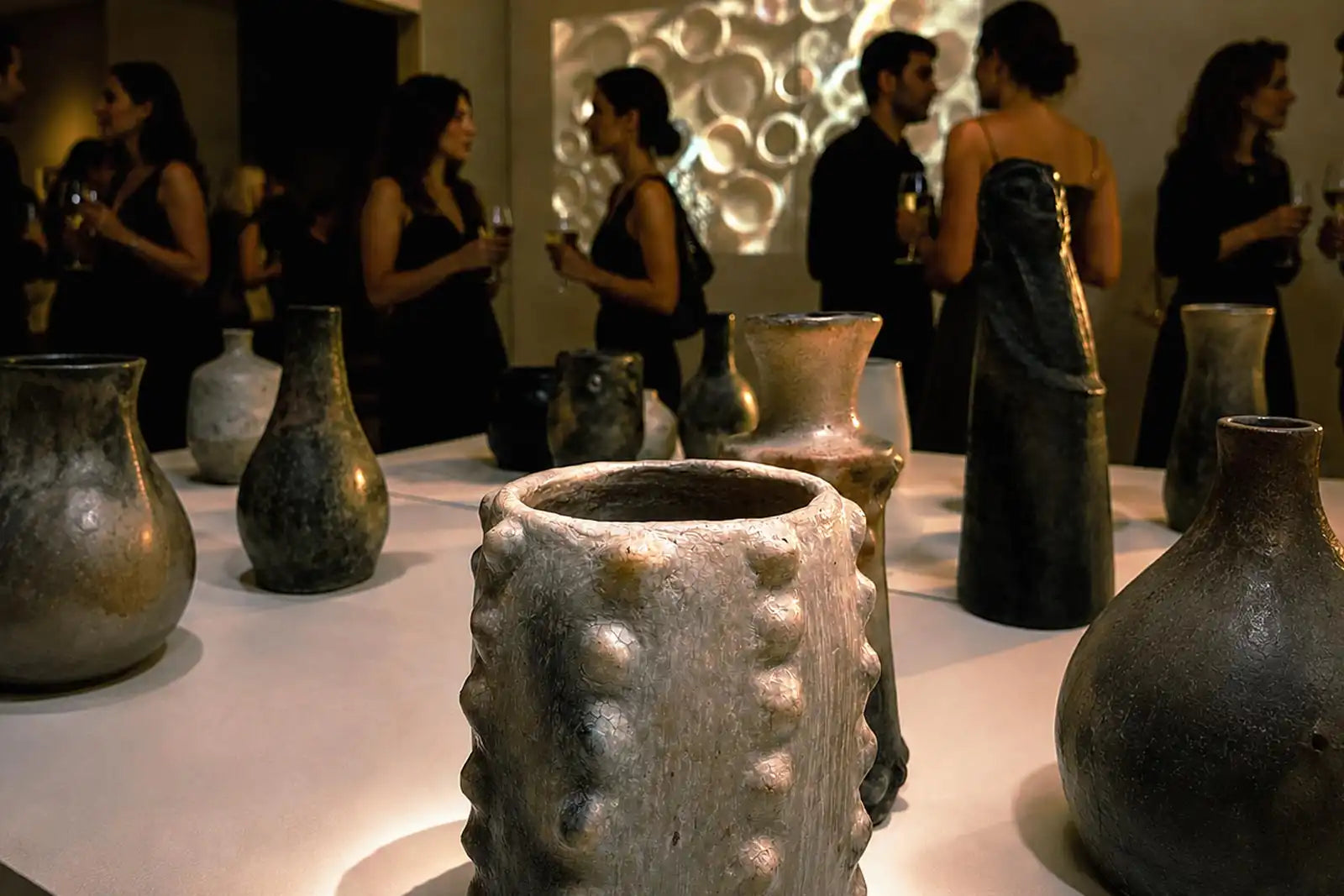 Allestimento Vicode con ceramiche, opere d’arte e oggetti materici in uno spazio espositivo