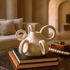 Vaso scultura design Anelli d'Aria, in ceramica smaltata a mano con forme circolari intrecciate.