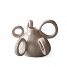 Dettaglio delle forme circolari che si intrecciano, creando un gioco di pieni e vuoti.