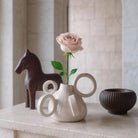 Primo piano della finitura smaltata a mano e della texture del vaso scultura design Anelli d'Aria.