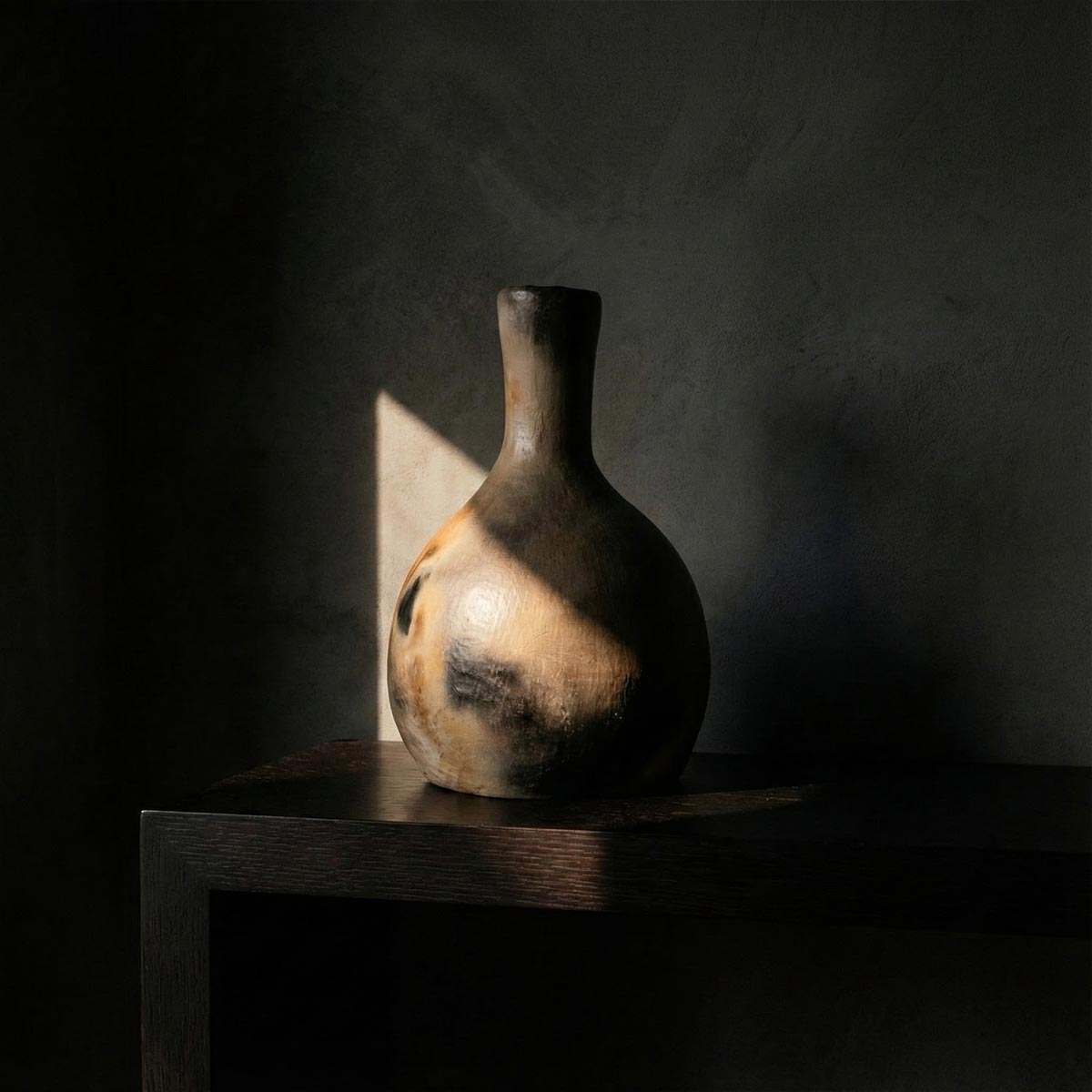 Scultura ceramica vaso policromo Najed con illuminazione drammatica e sfondo scuro