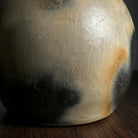 Dettaglio texture con sfumature di fuoco su vaso policromo artigianale Sejnane