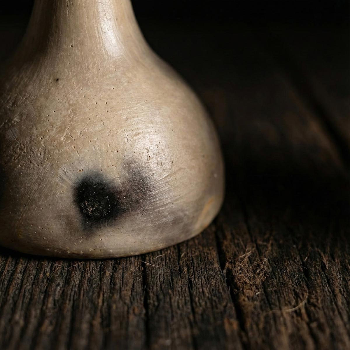Particolare delle sfumature naturali arancio e fumo sull'anfora policroma in terracotta