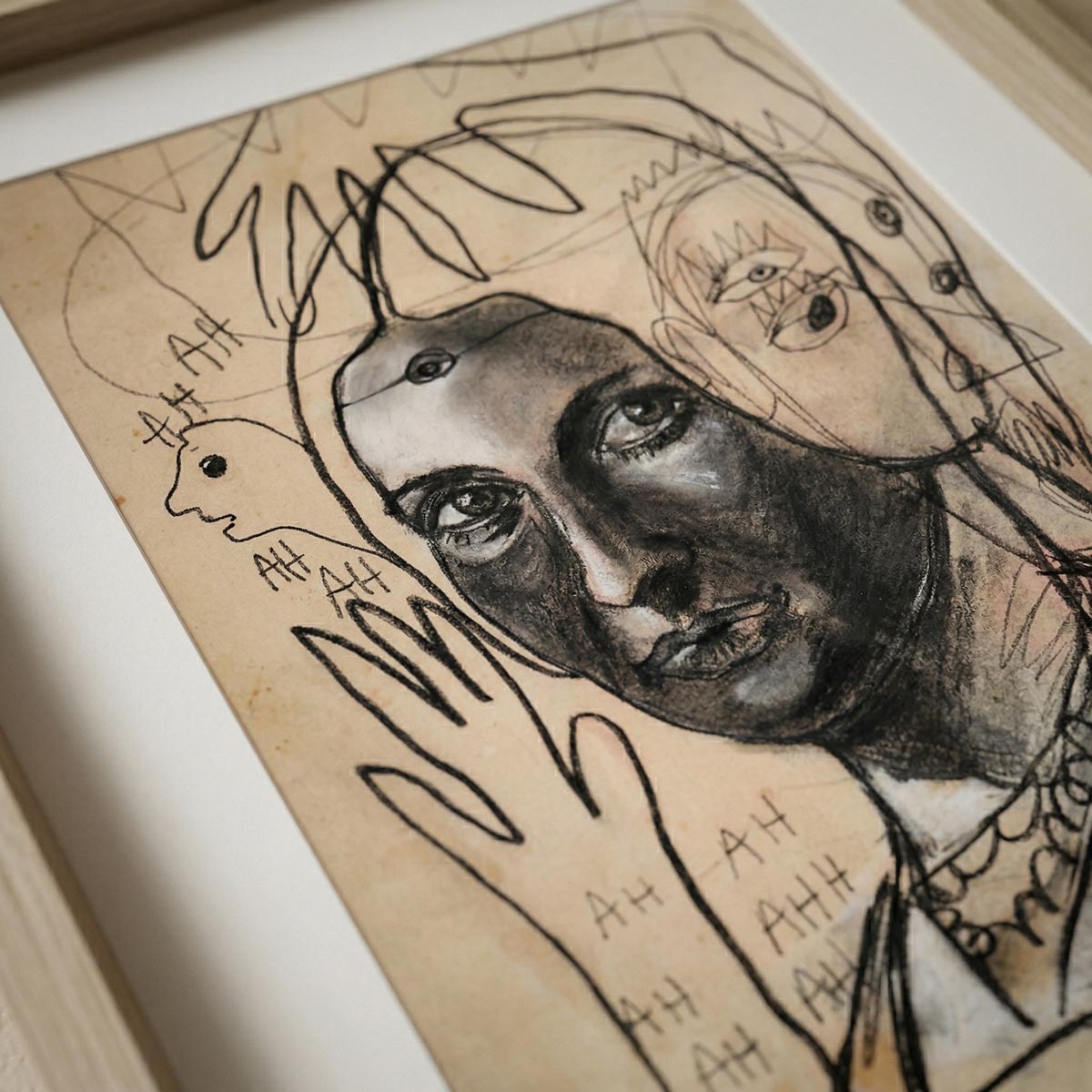 Dettaglio dei graffiti azzurri e della nuvola su fondo nero, sintesi visiva tra classico e moderno.