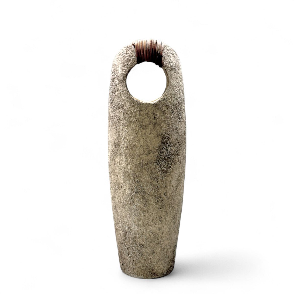 Vista dall'alto della scultura che evidenzia la chiusura in vimini intrecciato a mano.