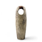 Vista dall'alto della scultura che evidenzia la chiusura in vimini intrecciato a mano.