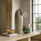 Primo piano dell'intreccio in vimini naturale che chiude l'apertura della scultura Anima Ovale.