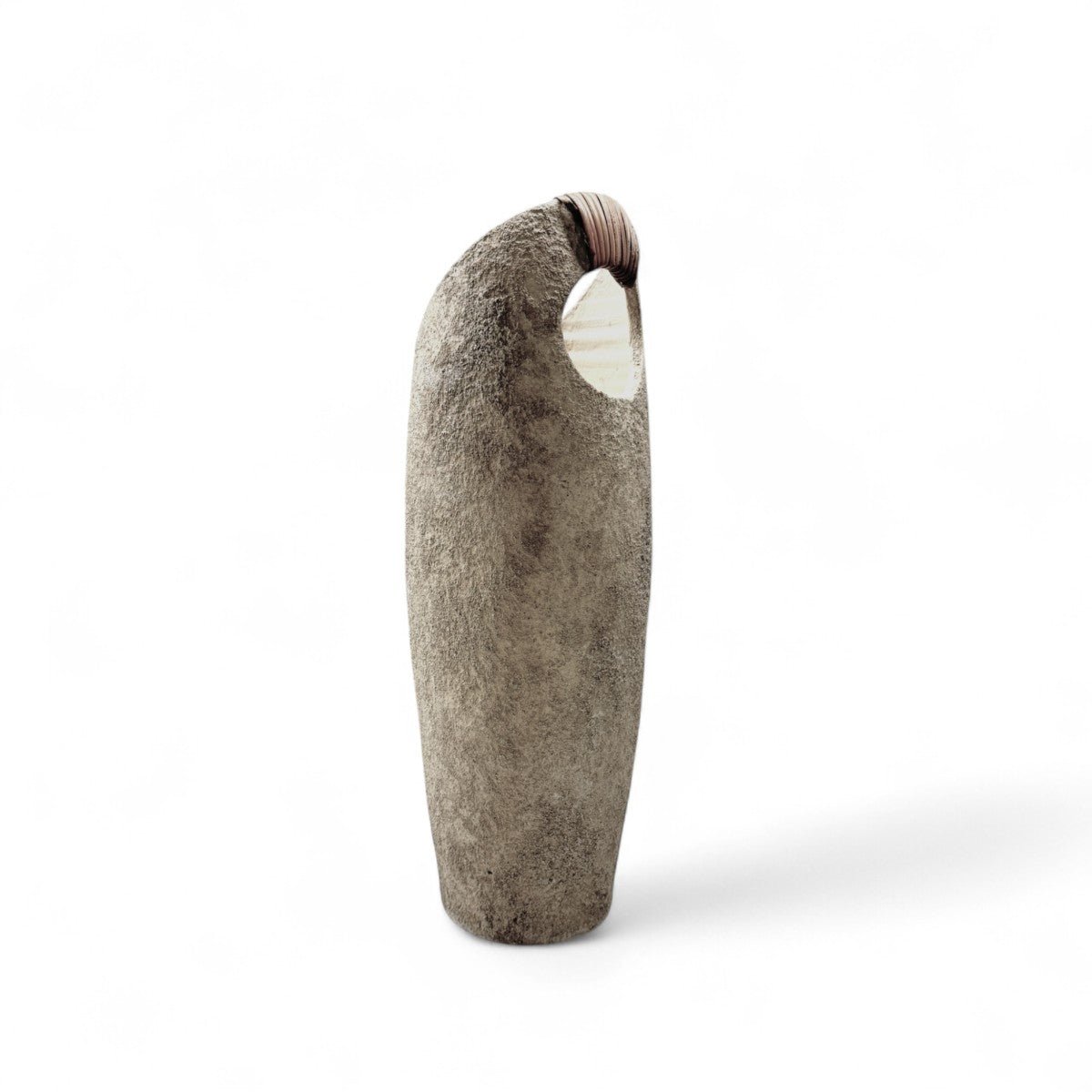 Anima Ovale in un ambiente luminoso, con la luce che ne esalta la superficie materica.