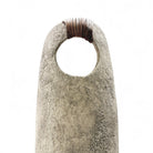 Dettaglio della texture della ceramica grezza, simile a un intonaco antico, su Anima Ovale.