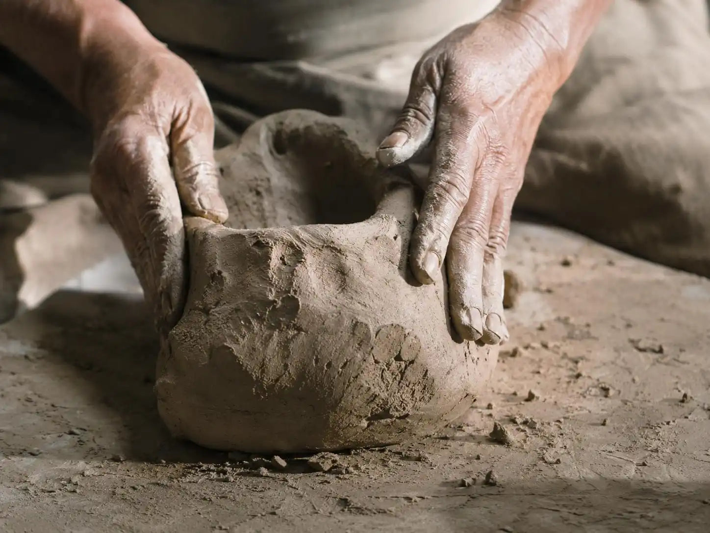 Argilla naturale e terra usate per la lavorazione artigianale delle ceramiche di Sejnane