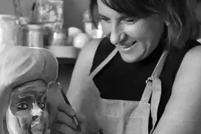 Artista al lavoro nella creazione di un’opera in ceramica – artista del mese VICODE, artigianato autentico e creatività in evidenza