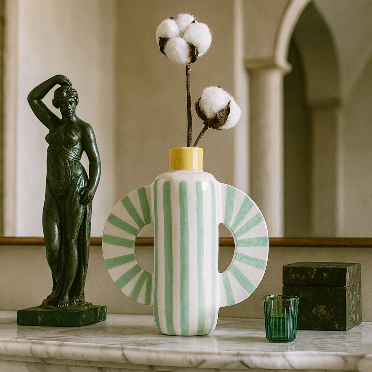 Vaso in ceramica colorato Aurora Radiale, con linee verdi, ventagli laterali e sommità gialla.