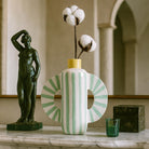 Vaso in ceramica colorato Aurora Radiale, con linee verdi, ventagli laterali e sommità gialla.