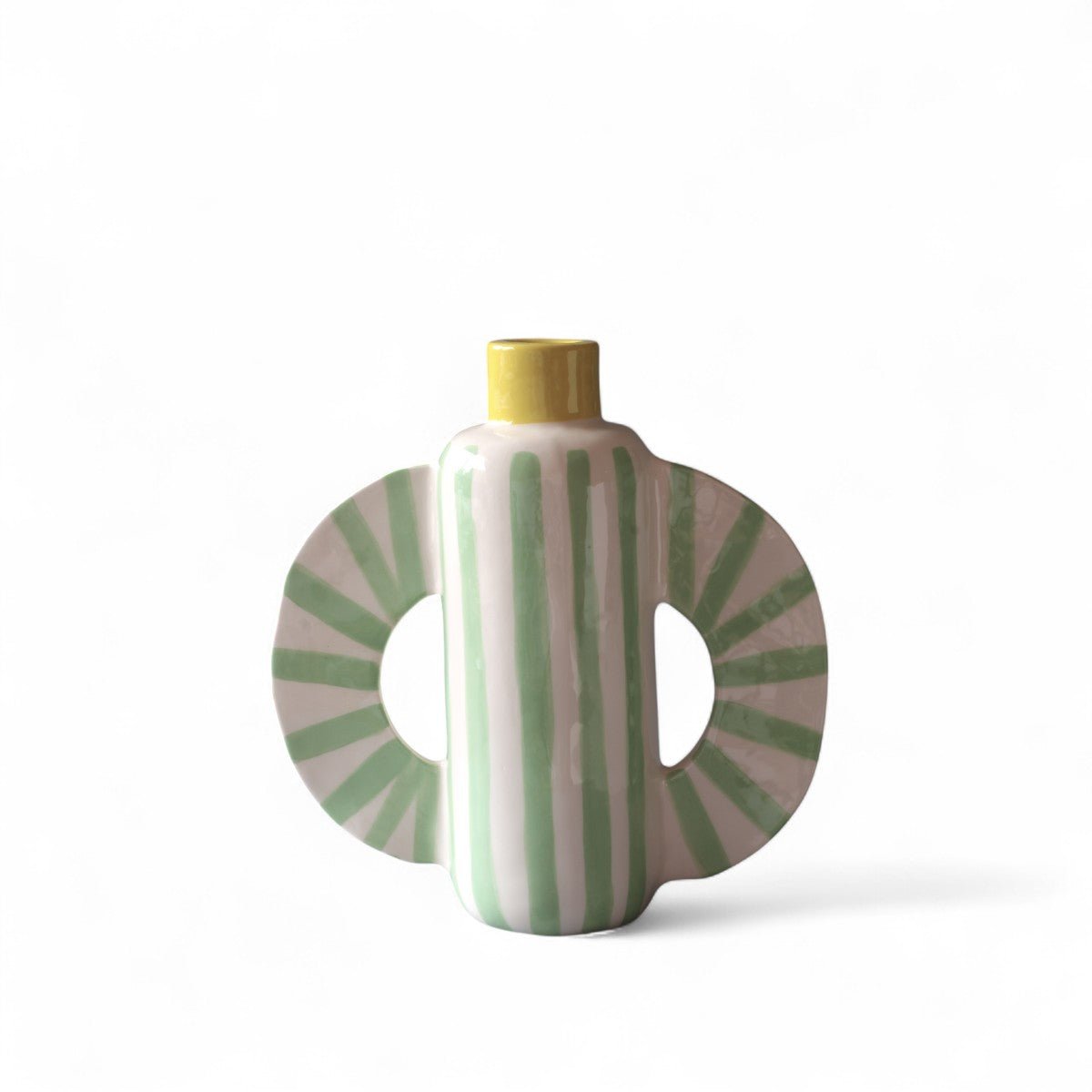 Il vaso Aurora Radiale come punto focale in un salotto dal design contemporaneo.