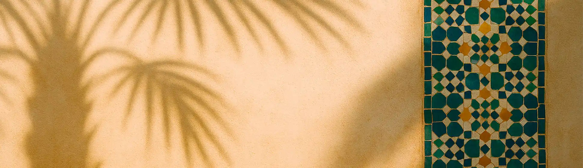 Ombra di palma su parete sabbia con mosaico artigianale, atmosfera di viaggio e design internazionale – VICODE artigianato e pezzi unici.