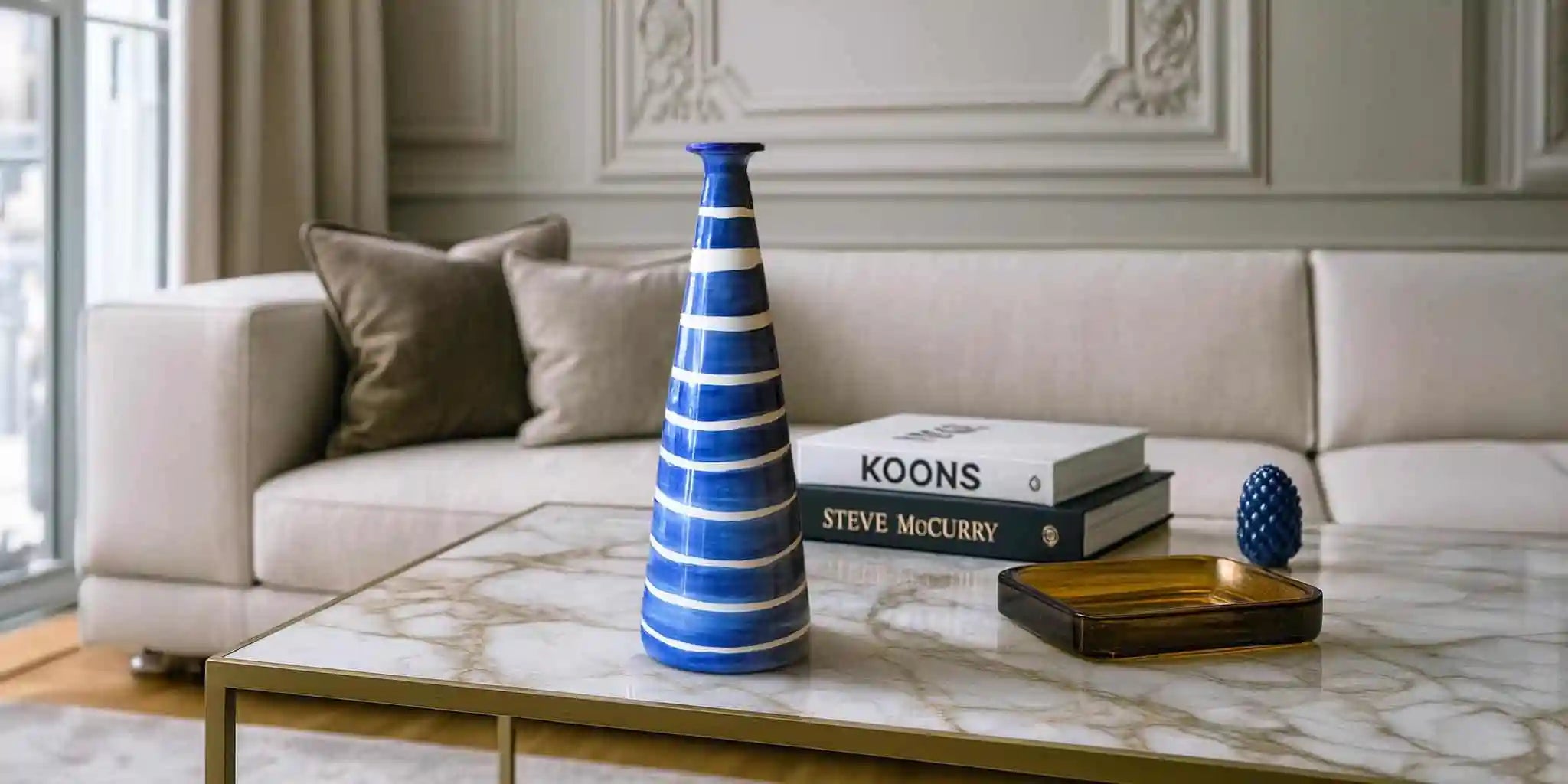 Collezione Artema Galli su Vicode: ceramiche artistiche siciliane fatte a mano, maioliche uniche che uniscono tradizione millenaria e design contemporaneo. Ogni scultura e vaso riflette l'estro creativo e la fantasia acquerellata dell'artista, con colori vitali e forme iconiche ispirate all'isola.