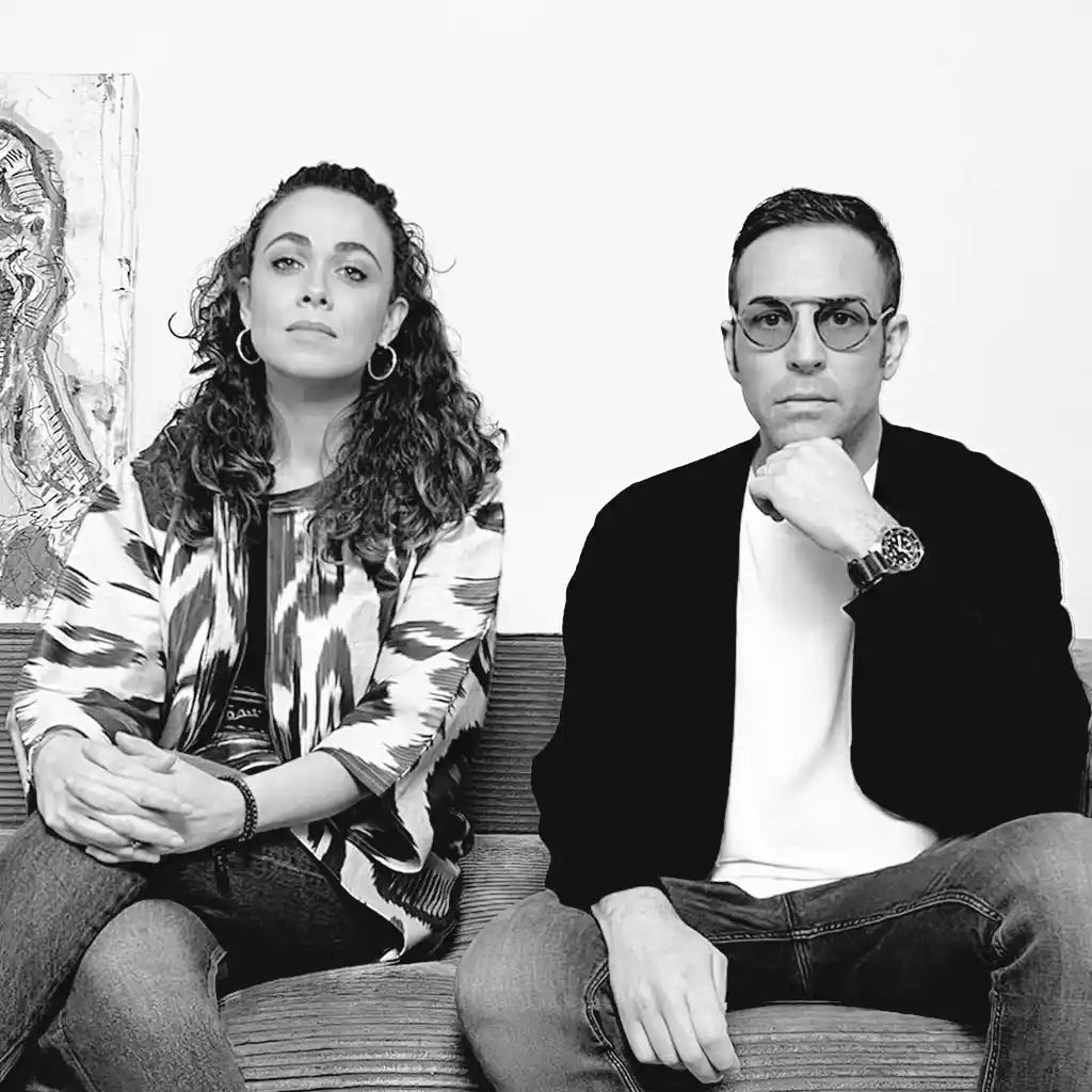 Elena e Lorenzo, creatori di Vicode, in uno scatto informale e autentico. I due fondatori guardano verso l'obiettivo, rappresentando la visione umana e la cura personale che guida la selezione di ogni oggetto artigianale presente nelle collezioni.