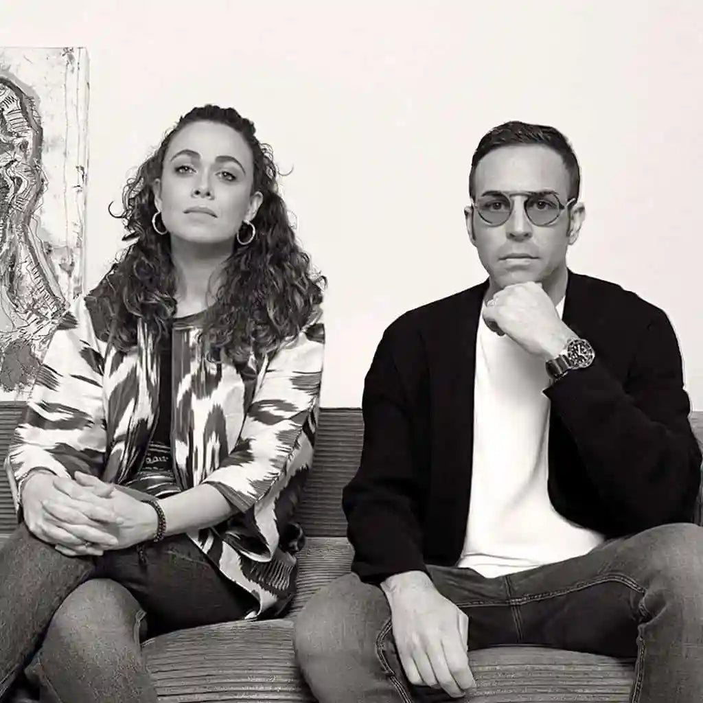 Ritratto dei fondatori di VICODE, Elena e Lorenzo – due designer che trasformano il viaggio in un racconto di arte e autenticità