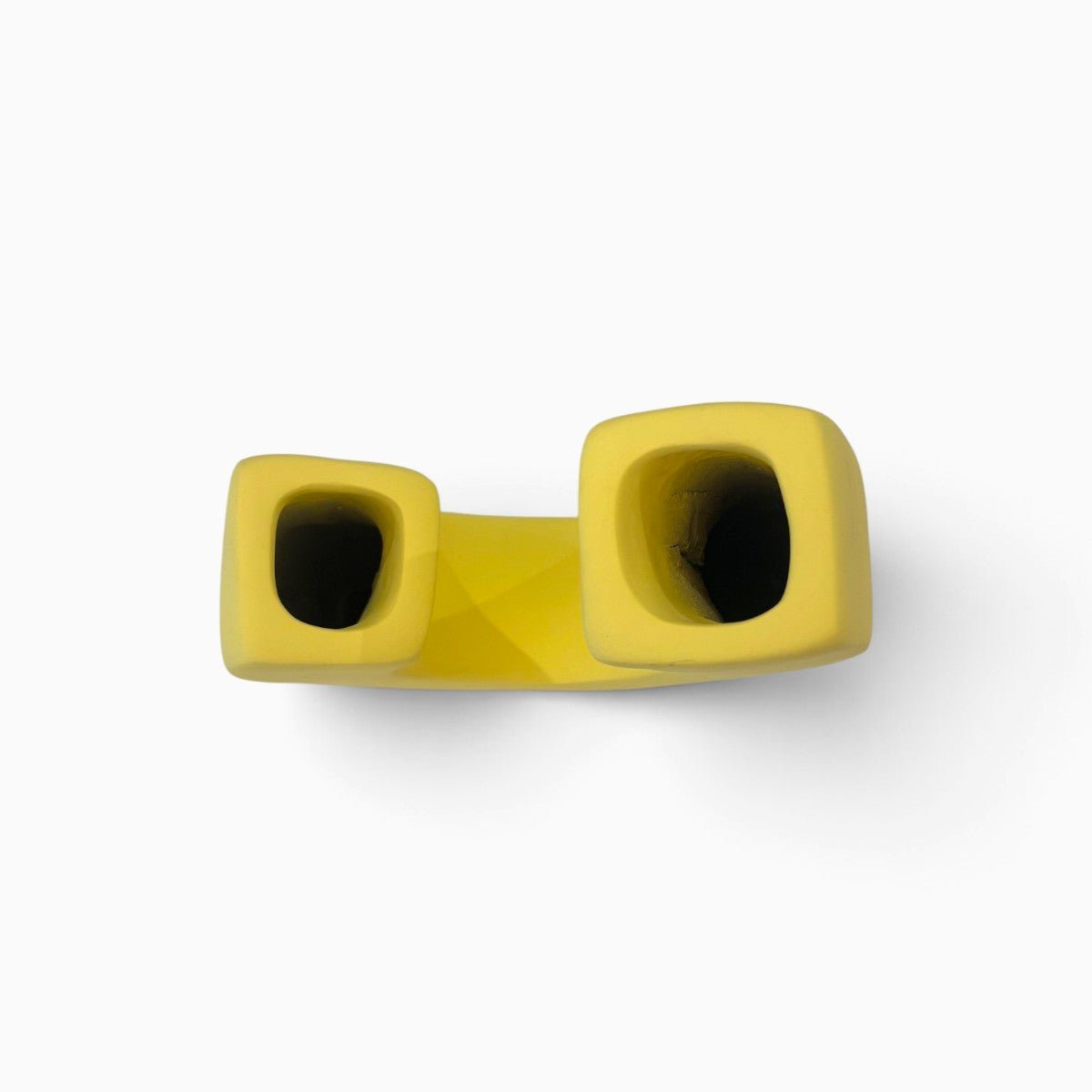 Bilico vaso scultura in ceramica artistica giallo burro su sfondo bianco
