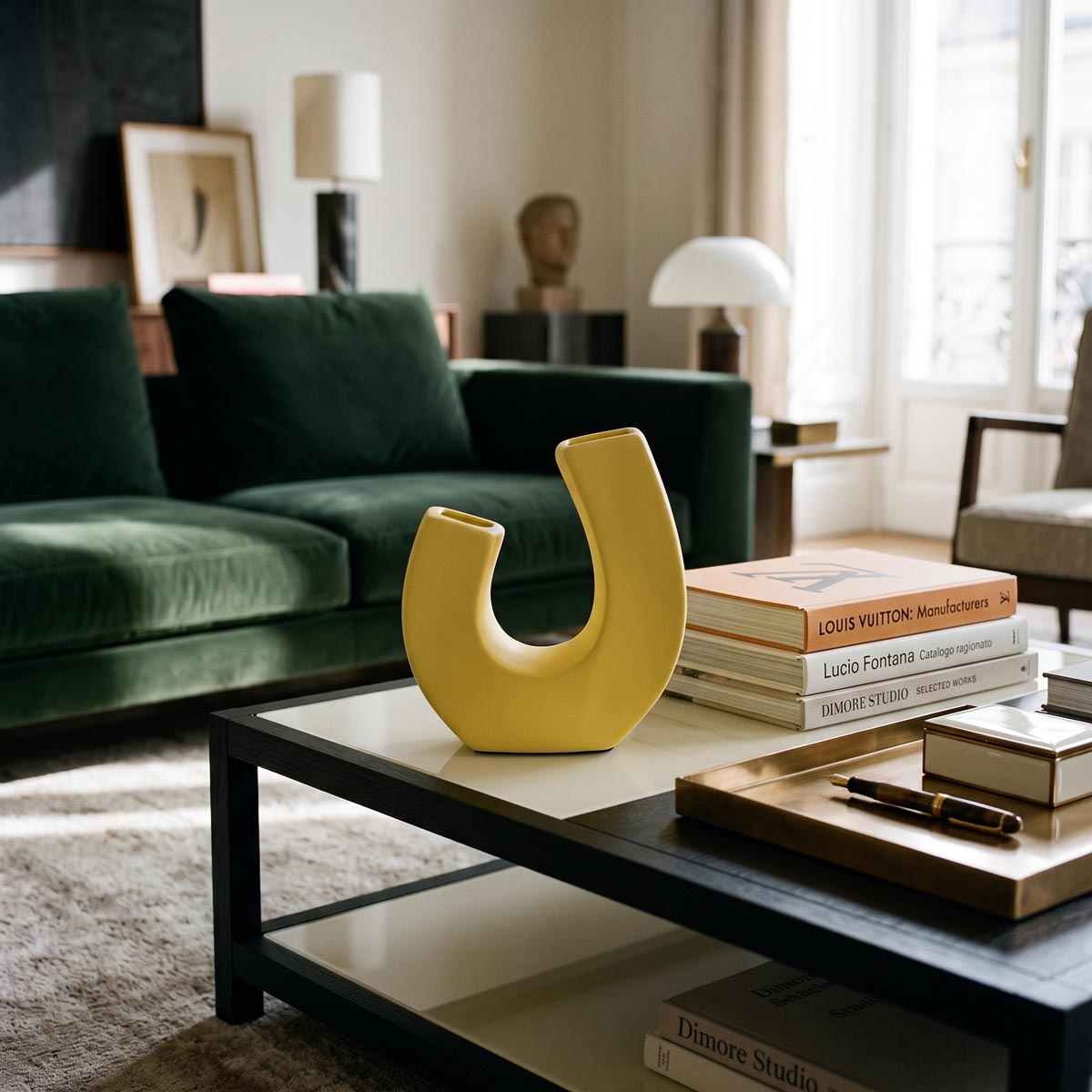 Bilico vaso in ceramica artistica giallo burro ambientato in un living contemporaneo