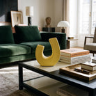 Bilico vaso in ceramica artistica giallo burro ambientato in un living contemporaneo