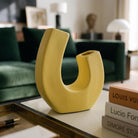 Vaso di design in ceramica giallo burro Bilico inserito in un interno elegante