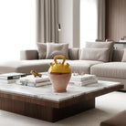 Dettaglio della base in terracotta ruvida e porosa del botijo, che mostra i segni del tempo.