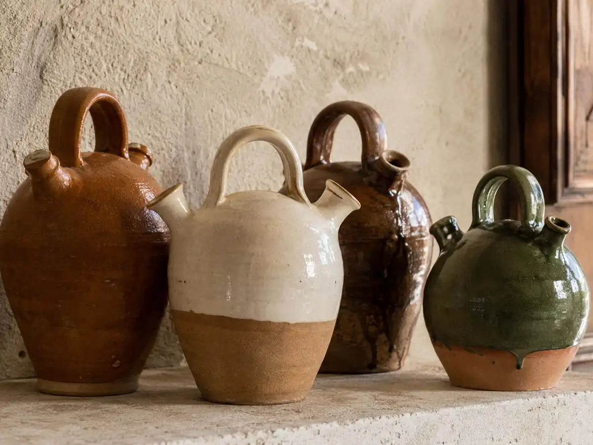 Botijos spagnoli in ceramica con colori mediterranei, terracotta, verde e ocra