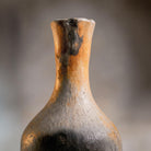 Dettaglio texture variegata e artigianale della bottiglia ceramica fatta a mano